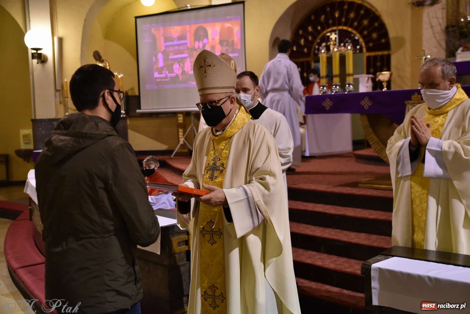 Zdjęcie w galerii na portalu naszraciborz.pl: Inauguracja wieczystej adoracji w kościele NSPJ w Raciborzu [WIDEOREPORTAŻ] wiadomości z regionu