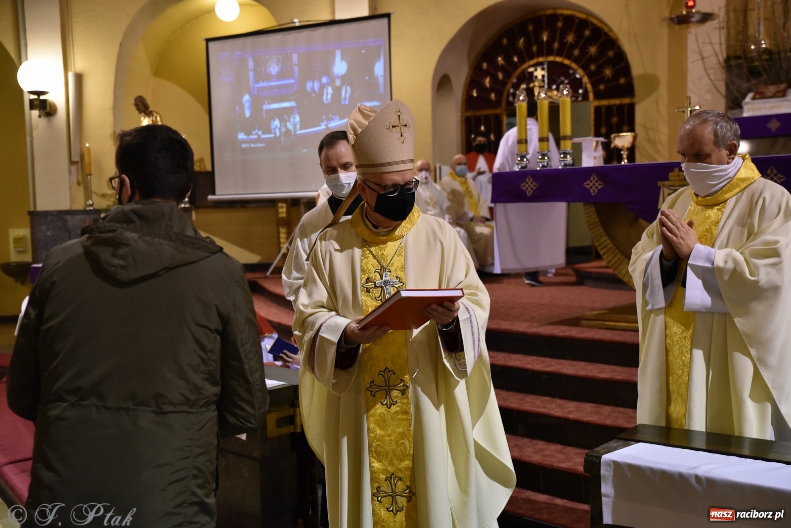 Zdjęcie w galerii na portalu naszraciborz.pl: Inauguracja wieczystej adoracji w kościele NSPJ w Raciborzu [WIDEOREPORTAŻ] wiadomości z regionu
