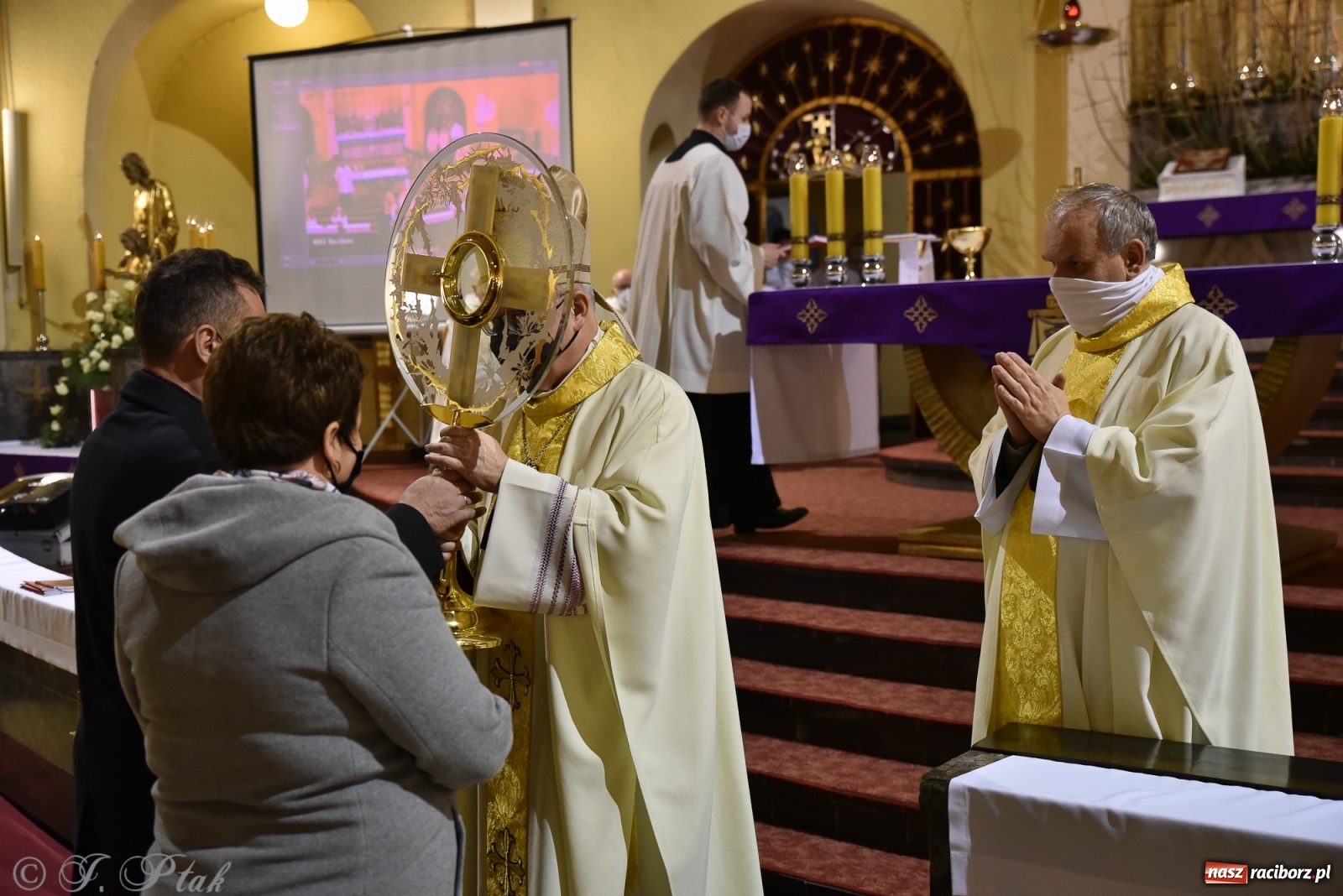 Zdjęcie w galerii na portalu naszraciborz.pl: Inauguracja wieczystej adoracji w kościele NSPJ w Raciborzu [WIDEOREPORTAŻ] wiadomości z regionu