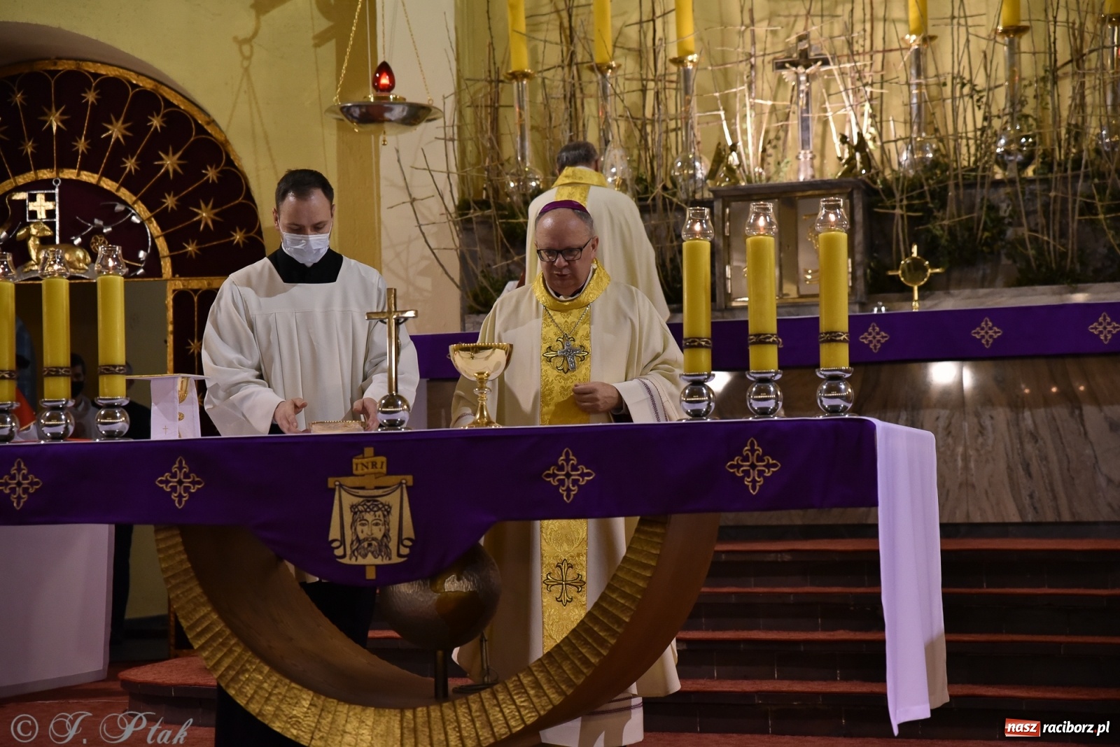 Zdjęcie w galerii na portalu naszraciborz.pl: Inauguracja wieczystej adoracji w kościele NSPJ w Raciborzu [WIDEOREPORTAŻ] wiadomości z regionu