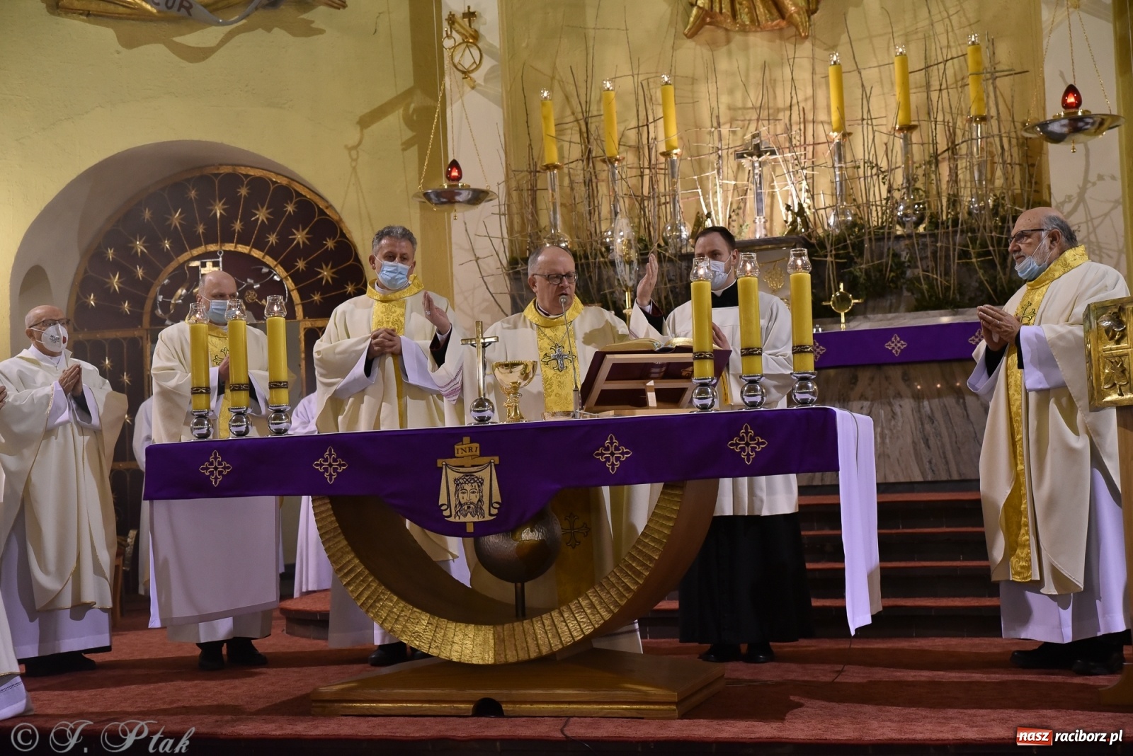 Zdjęcie w galerii na portalu naszraciborz.pl: Inauguracja wieczystej adoracji w kościele NSPJ w Raciborzu [WIDEOREPORTAŻ] wiadomości z regionu