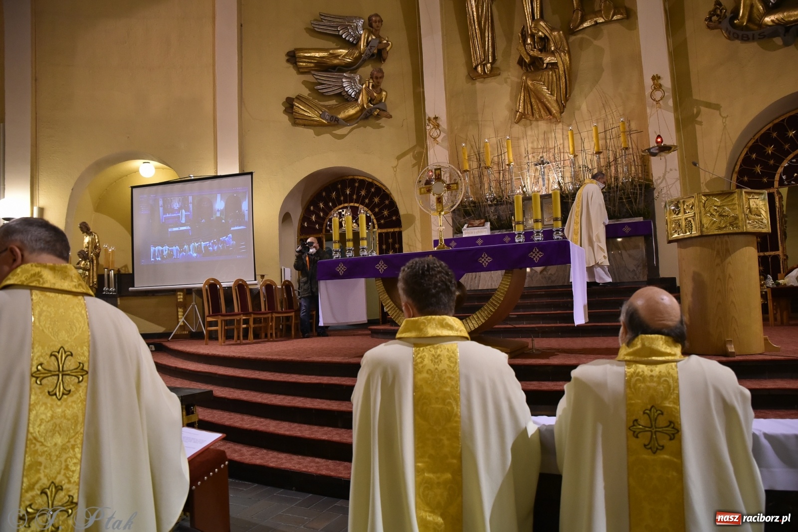 Zdjęcie w galerii na portalu naszraciborz.pl: Inauguracja wieczystej adoracji w kościele NSPJ w Raciborzu [WIDEOREPORTAŻ] wiadomości z regionu