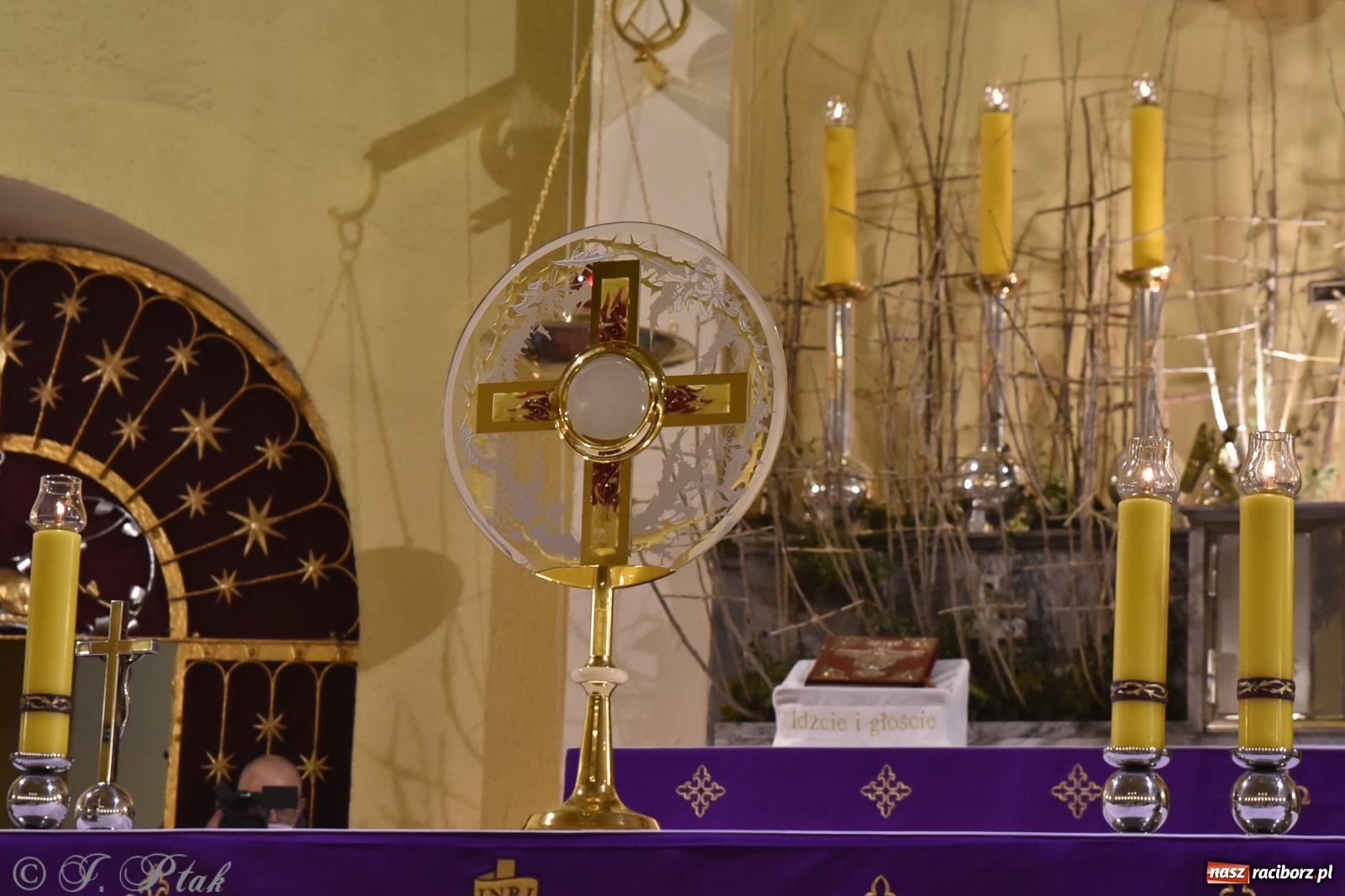 Zdjęcie w galerii na portalu naszraciborz.pl: Inauguracja wieczystej adoracji w kościele NSPJ w Raciborzu [WIDEOREPORTAŻ] wiadomości z regionu
