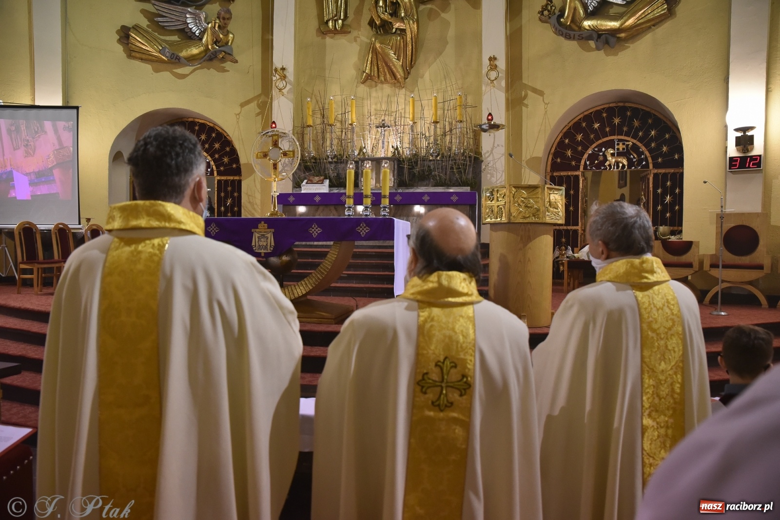 Zdjęcie w galerii na portalu naszraciborz.pl: Inauguracja wieczystej adoracji w kościele NSPJ w Raciborzu [WIDEOREPORTAŻ] wiadomości z regionu