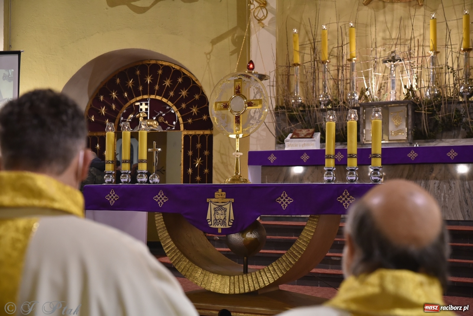 Zdjęcie w galerii na portalu naszraciborz.pl: Inauguracja wieczystej adoracji w kościele NSPJ w Raciborzu [WIDEOREPORTAŻ] wiadomości z regionu