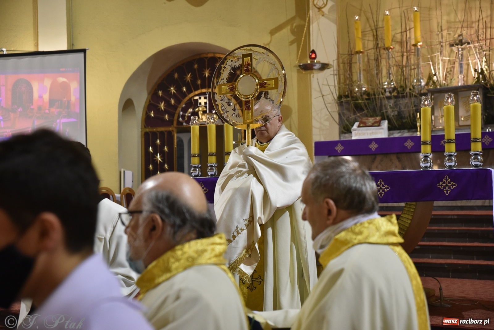 Zdjęcie w galerii na portalu naszraciborz.pl: Inauguracja wieczystej adoracji w kościele NSPJ w Raciborzu [WIDEOREPORTAŻ] wiadomości z regionu