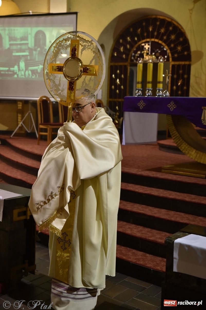 Zdjęcie w galerii na portalu naszraciborz.pl: Inauguracja wieczystej adoracji w kościele NSPJ w Raciborzu [WIDEOREPORTAŻ] wiadomości z regionu