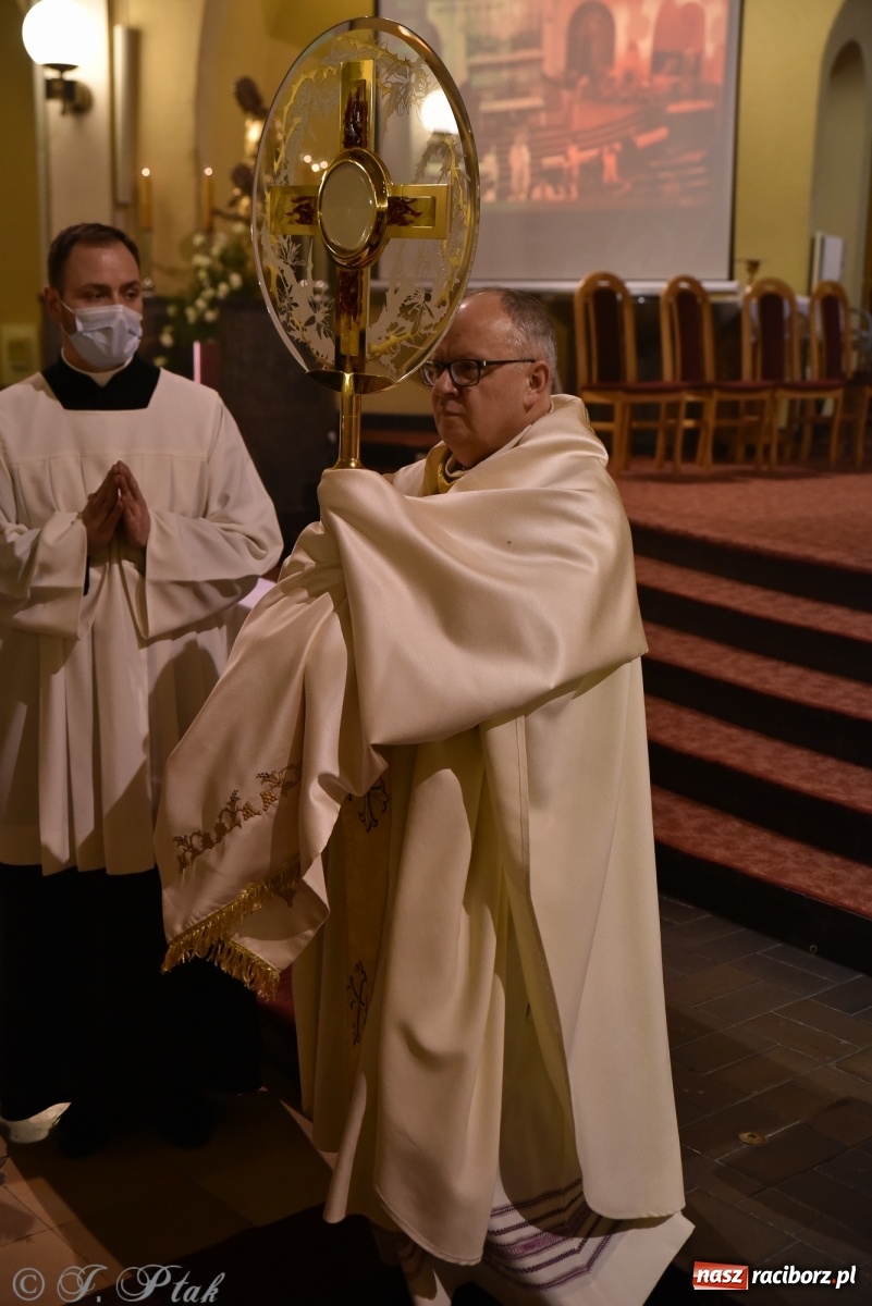 Zdjęcie w galerii na portalu naszraciborz.pl: Inauguracja wieczystej adoracji w kościele NSPJ w Raciborzu [WIDEOREPORTAŻ] wiadomości z regionu
