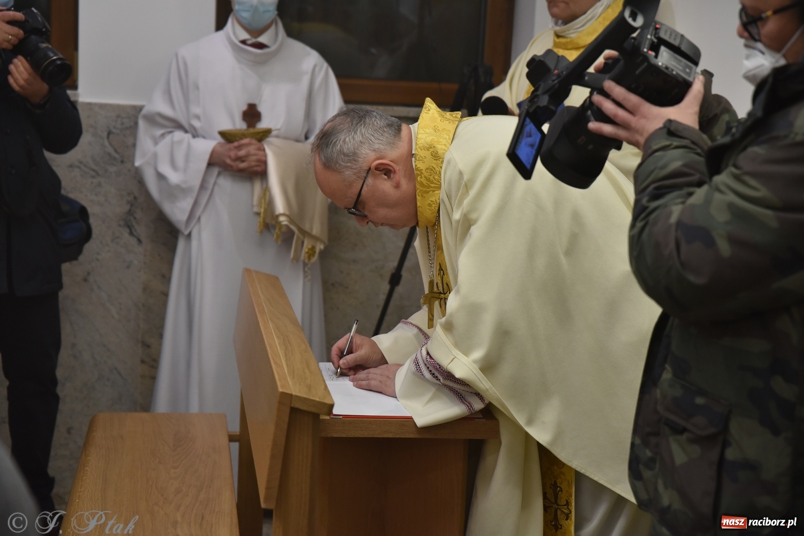 Zdjęcie w galerii na portalu naszraciborz.pl: Inauguracja wieczystej adoracji w kościele NSPJ w Raciborzu [WIDEOREPORTAŻ] wiadomości z regionu