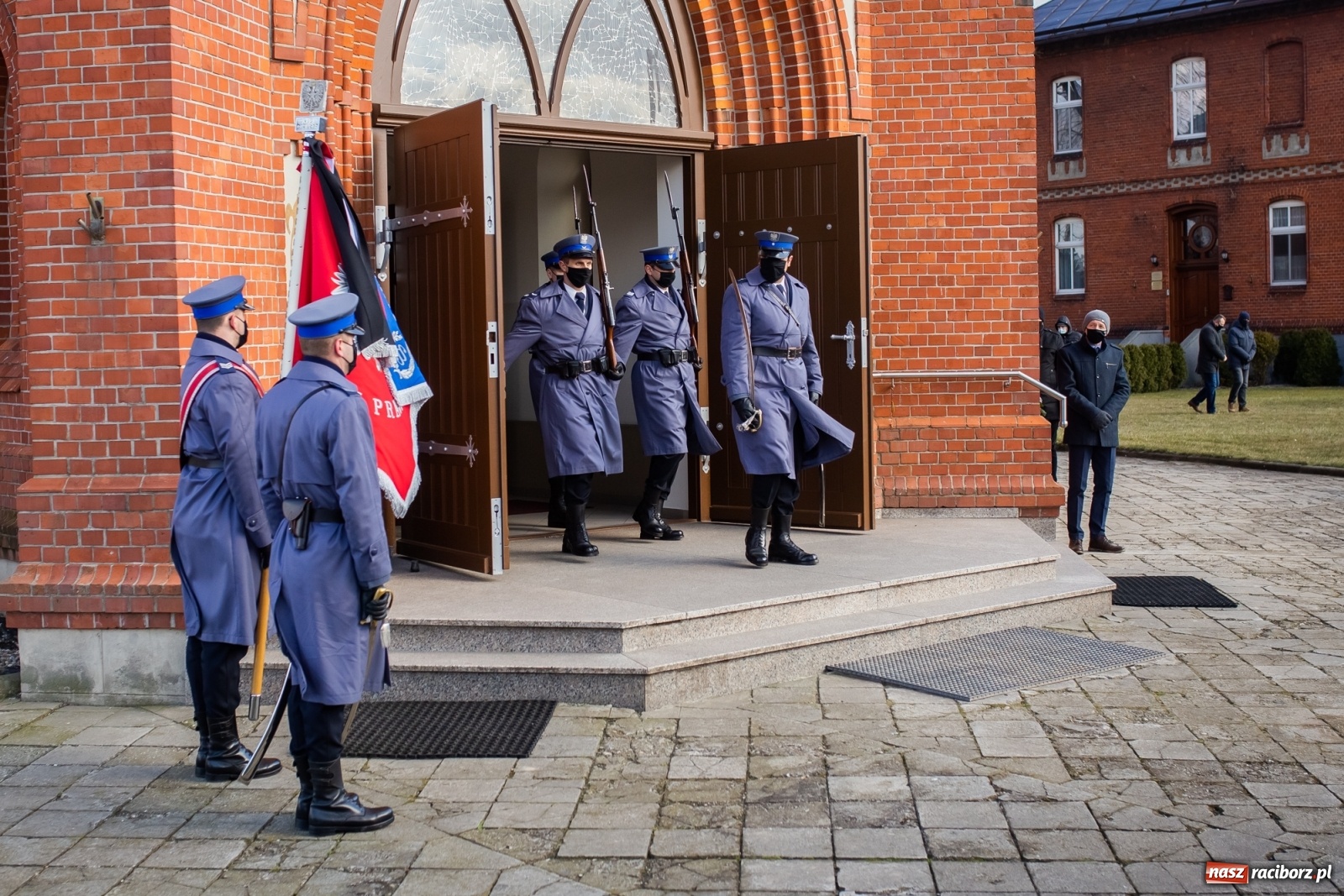 Zdjęcie w galerii na portalu naszraciborz.pl: W asyście honorowej policji w Borucinie pożegnano mł. asp. Kamila Kwaśniaka wiadomości z regionu