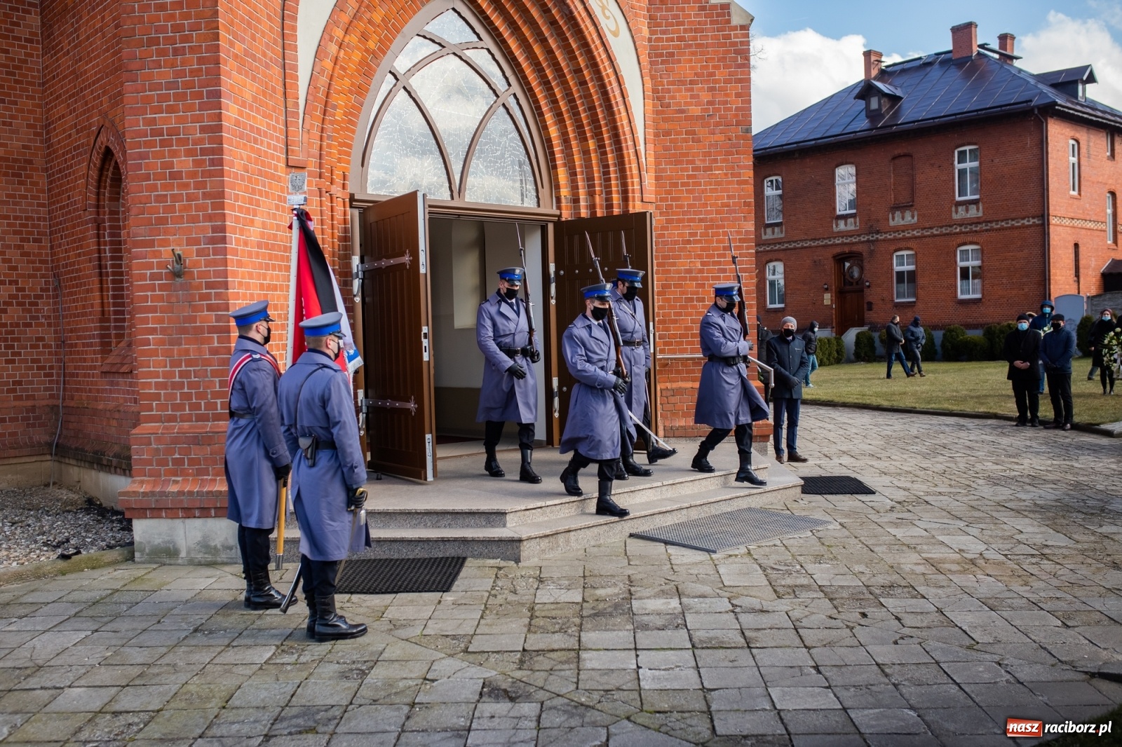 Zdjęcie w galerii na portalu naszraciborz.pl: W asyście honorowej policji w Borucinie pożegnano mł. asp. Kamila Kwaśniaka wiadomości z regionu