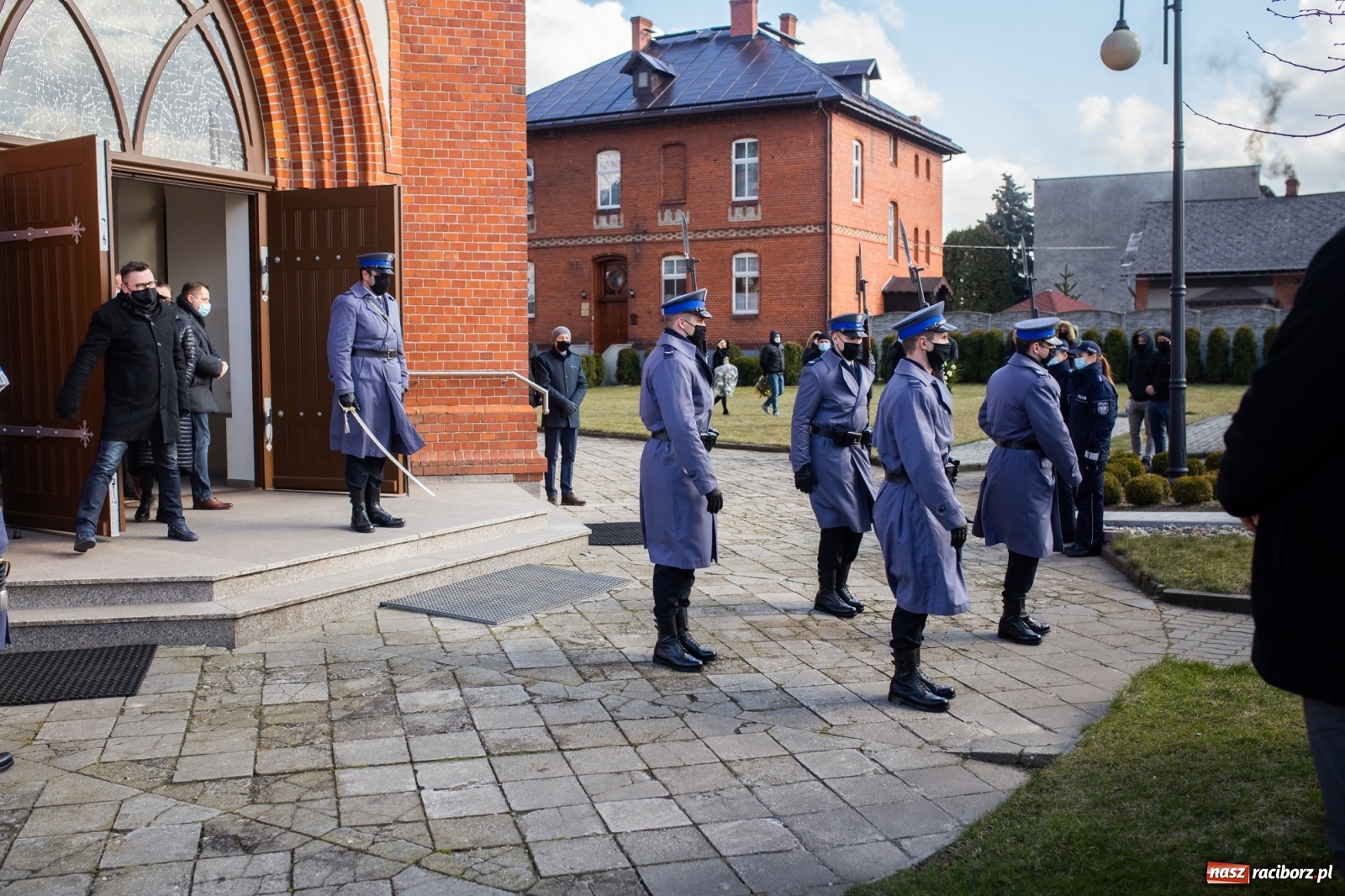 Zdjęcie w galerii na portalu naszraciborz.pl: W asyście honorowej policji w Borucinie pożegnano mł. asp. Kamila Kwaśniaka wiadomości z regionu