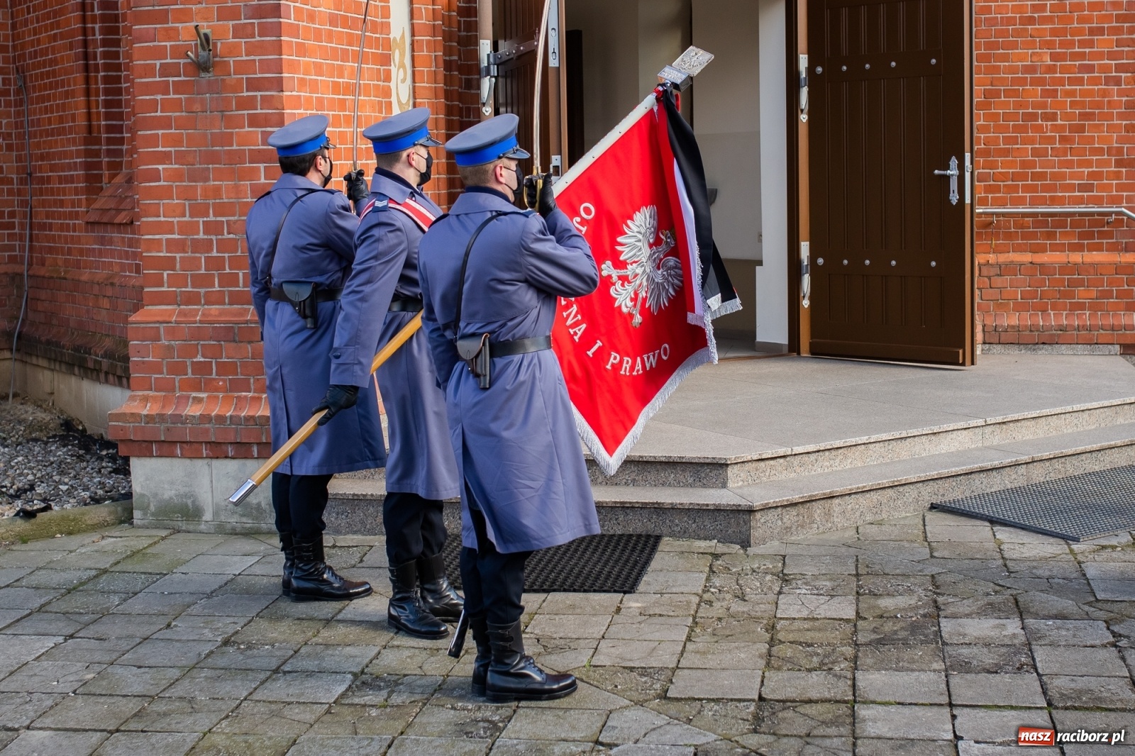 Zdjęcie w galerii na portalu naszraciborz.pl: W asyście honorowej policji w Borucinie pożegnano mł. asp. Kamila Kwaśniaka wiadomości z regionu