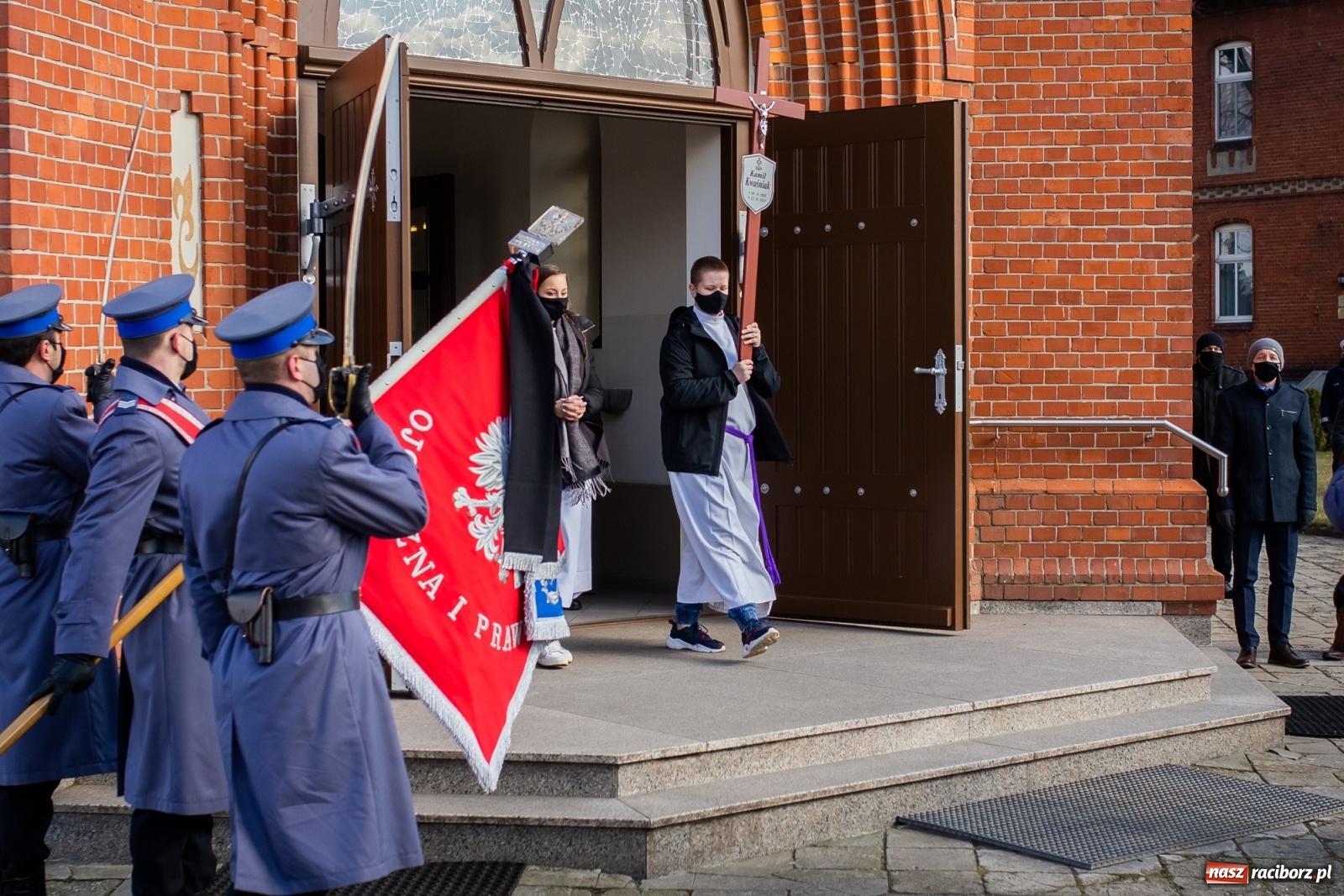 Zdjęcie w galerii na portalu naszraciborz.pl: W asyście honorowej policji w Borucinie pożegnano mł. asp. Kamila Kwaśniaka wiadomości z regionu