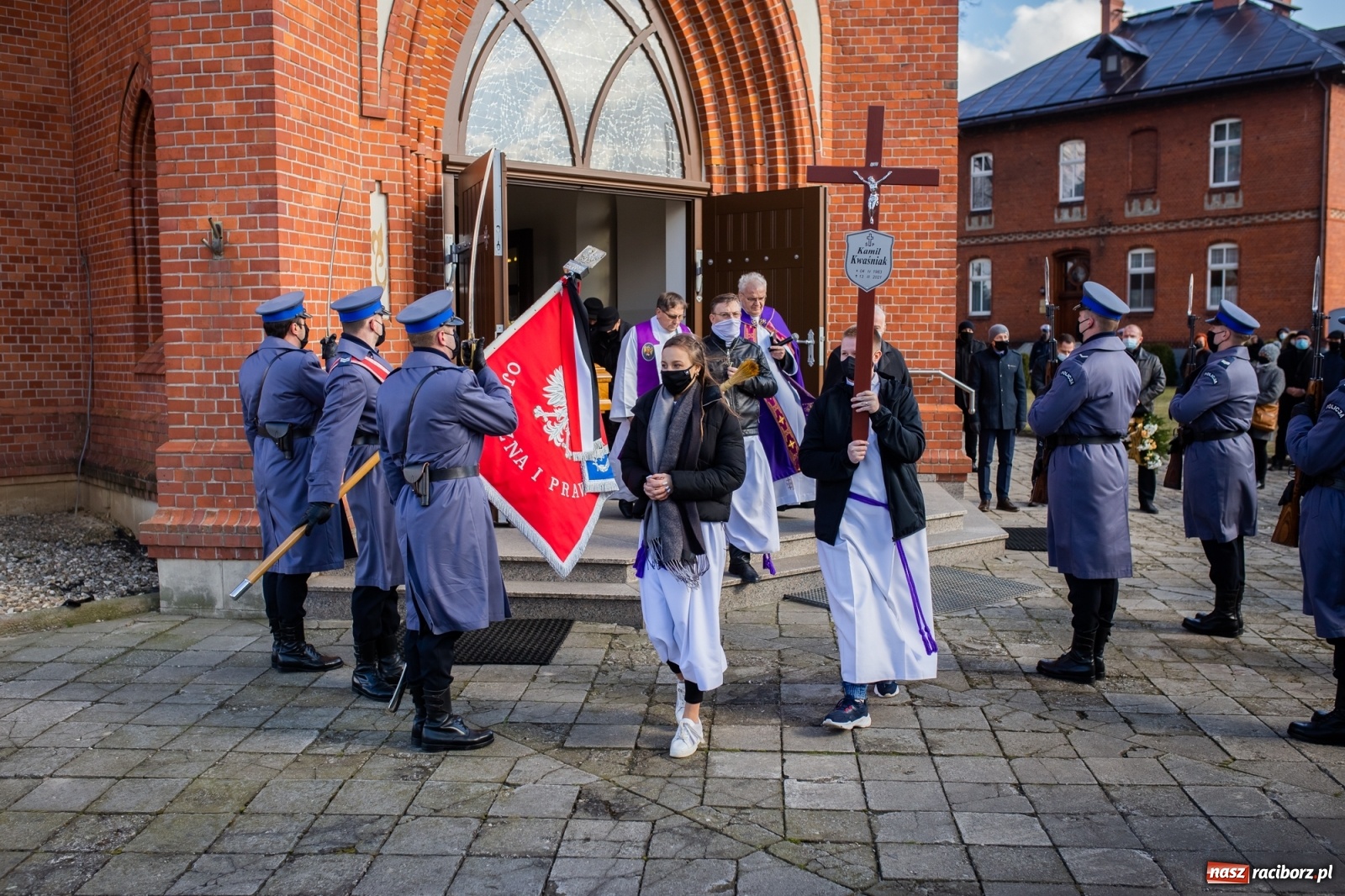 Zdjęcie w galerii na portalu naszraciborz.pl: W asyście honorowej policji w Borucinie pożegnano mł. asp. Kamila Kwaśniaka wiadomości z regionu