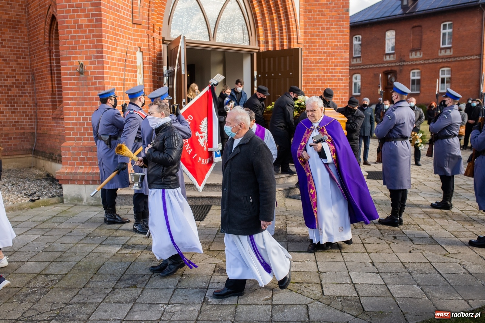 Zdjęcie w galerii na portalu naszraciborz.pl: W asyście honorowej policji w Borucinie pożegnano mł. asp. Kamila Kwaśniaka wiadomości z regionu
