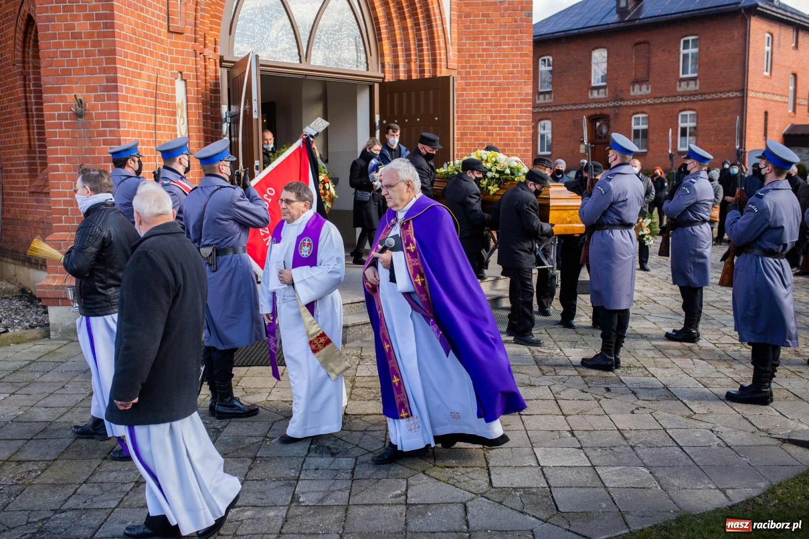Zdjęcie w galerii na portalu naszraciborz.pl: W asyście honorowej policji w Borucinie pożegnano mł. asp. Kamila Kwaśniaka wiadomości z regionu