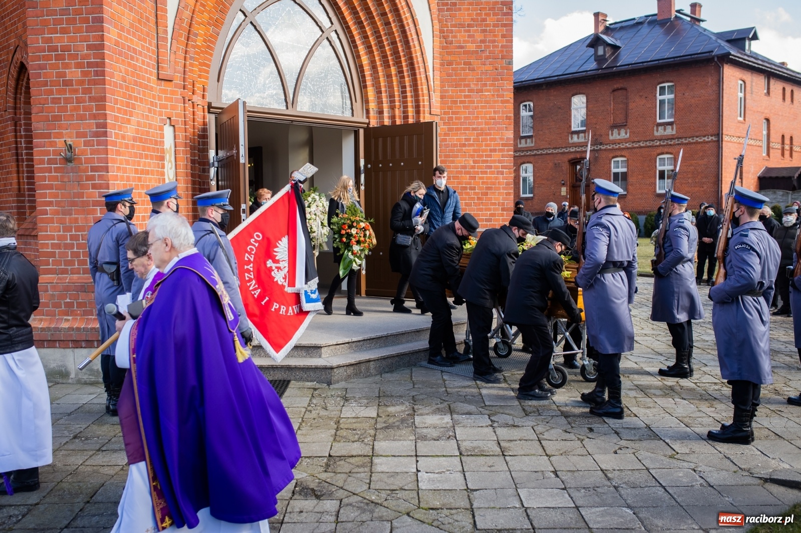 Zdjęcie w galerii na portalu naszraciborz.pl: W asyście honorowej policji w Borucinie pożegnano mł. asp. Kamila Kwaśniaka wiadomości z regionu