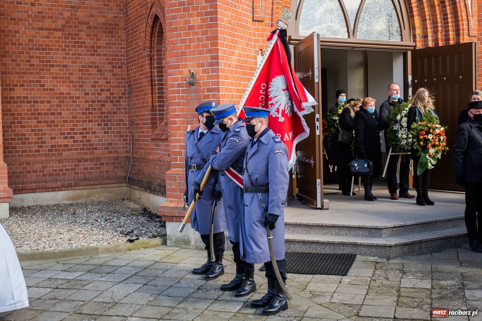 Zdjęcie w galerii na portalu naszraciborz.pl: W asyście honorowej policji w Borucinie pożegnano mł. asp. Kamila Kwaśniaka wiadomości z regionu