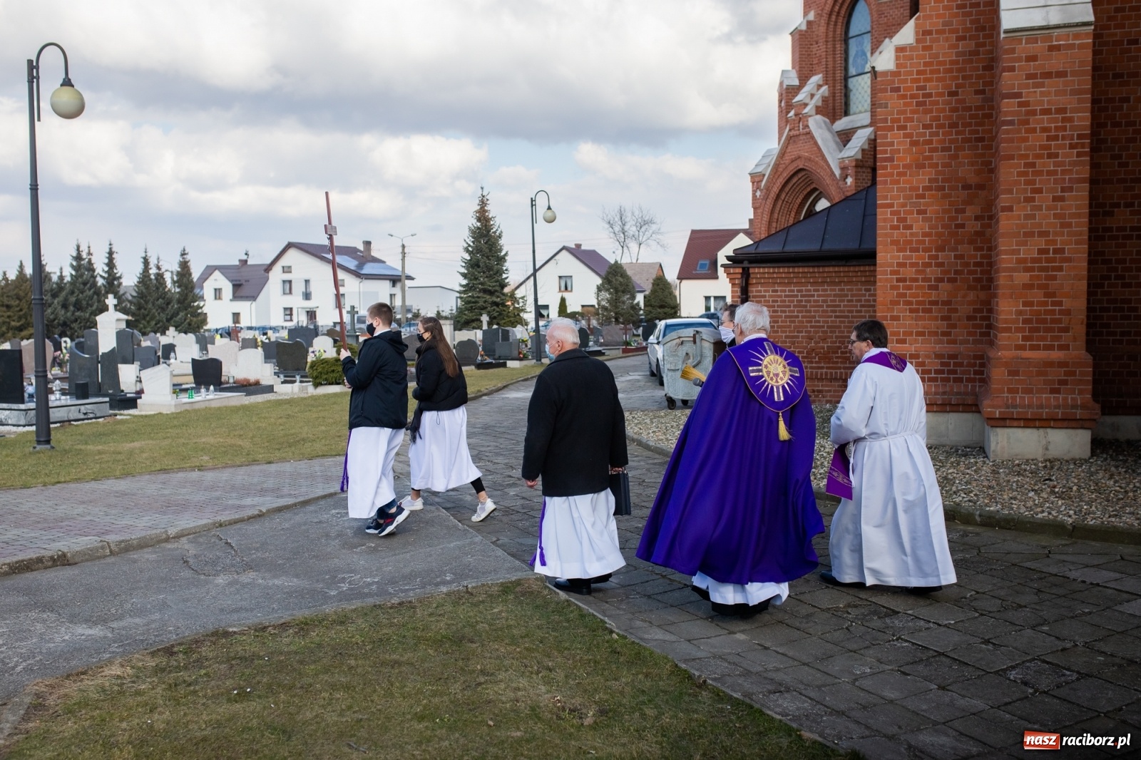 Zdjęcie w galerii na portalu naszraciborz.pl: W asyście honorowej policji w Borucinie pożegnano mł. asp. Kamila Kwaśniaka wiadomości z regionu