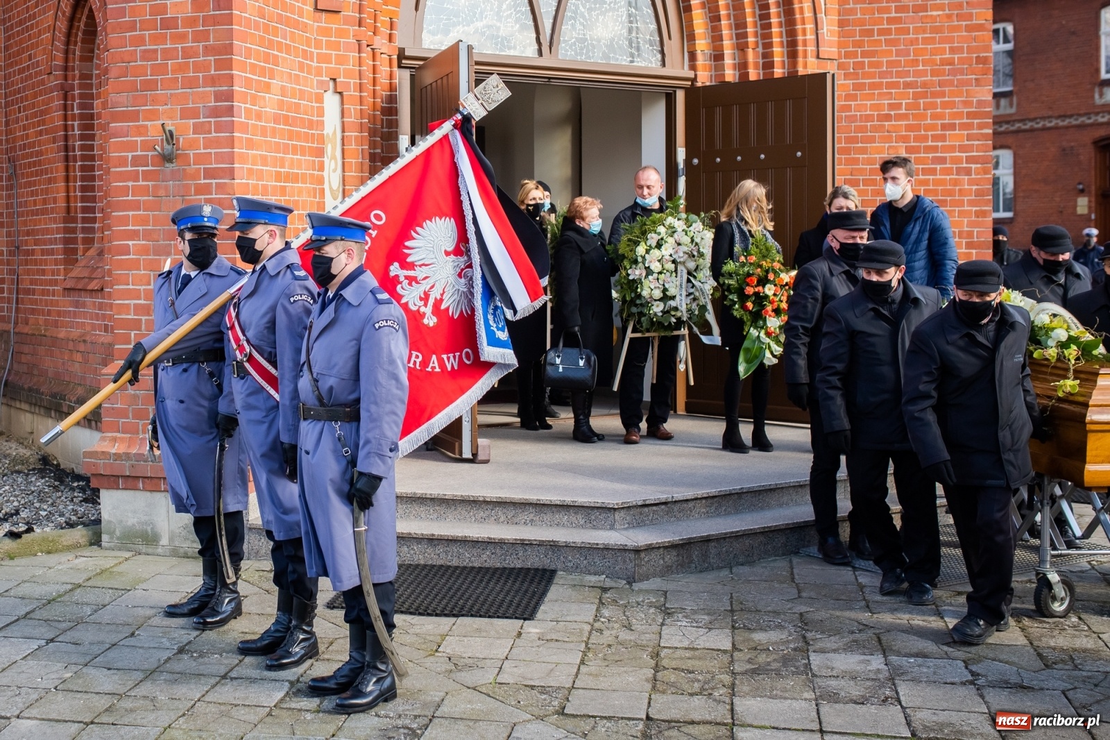 Zdjęcie w galerii na portalu naszraciborz.pl: W asyście honorowej policji w Borucinie pożegnano mł. asp. Kamila Kwaśniaka wiadomości z regionu
