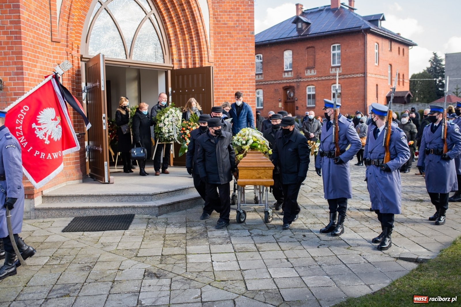 Zdjęcie w galerii na portalu naszraciborz.pl: W asyście honorowej policji w Borucinie pożegnano mł. asp. Kamila Kwaśniaka wiadomości z regionu