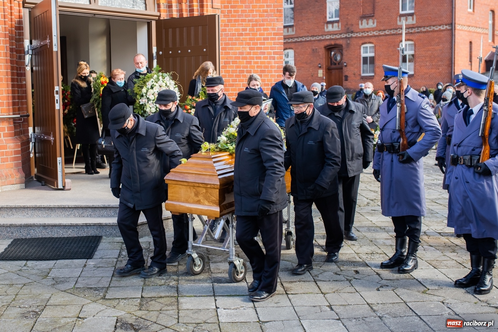 Zdjęcie w galerii na portalu naszraciborz.pl: W asyście honorowej policji w Borucinie pożegnano mł. asp. Kamila Kwaśniaka wiadomości z regionu