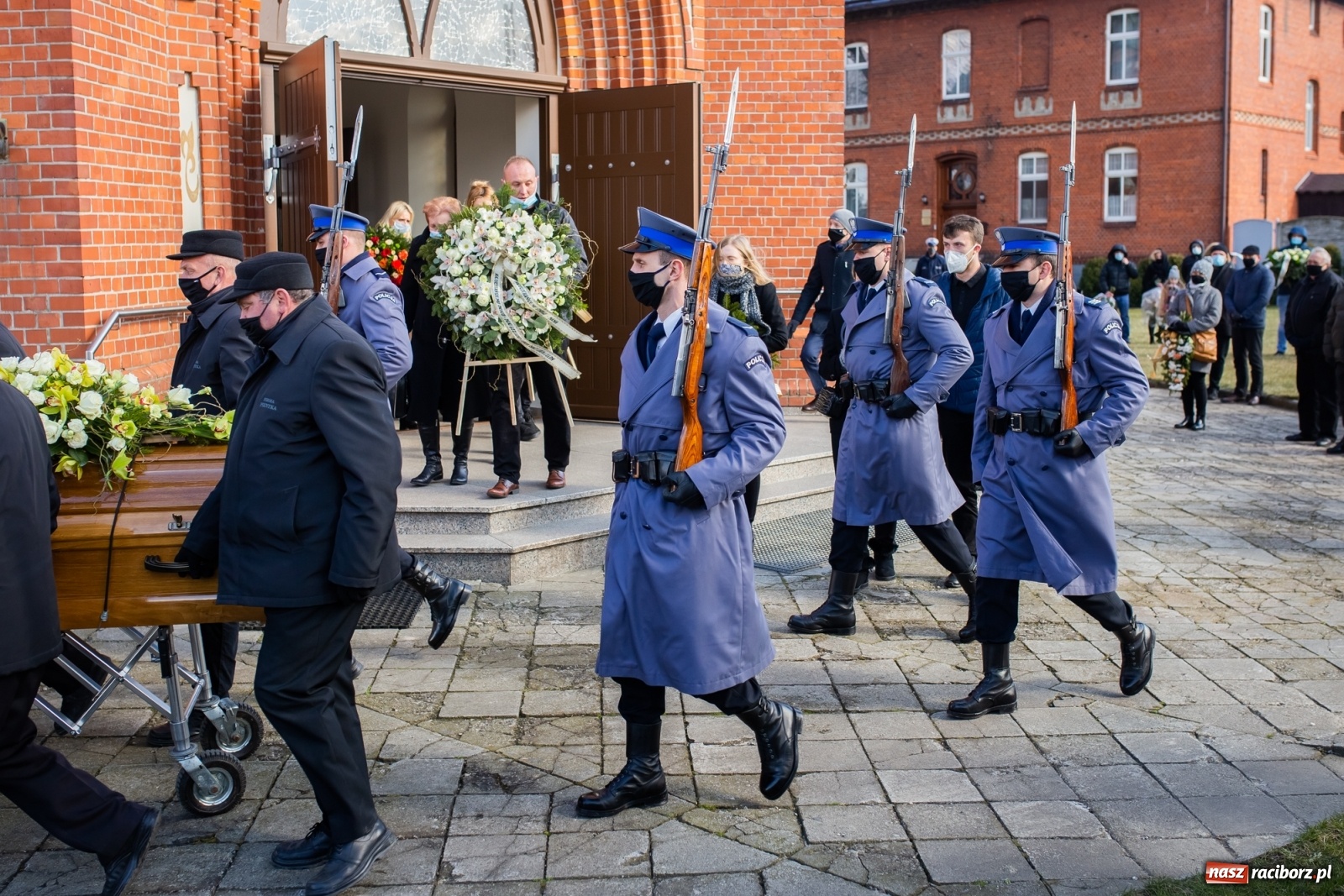 Zdjęcie w galerii na portalu naszraciborz.pl: W asyście honorowej policji w Borucinie pożegnano mł. asp. Kamila Kwaśniaka wiadomości z regionu
