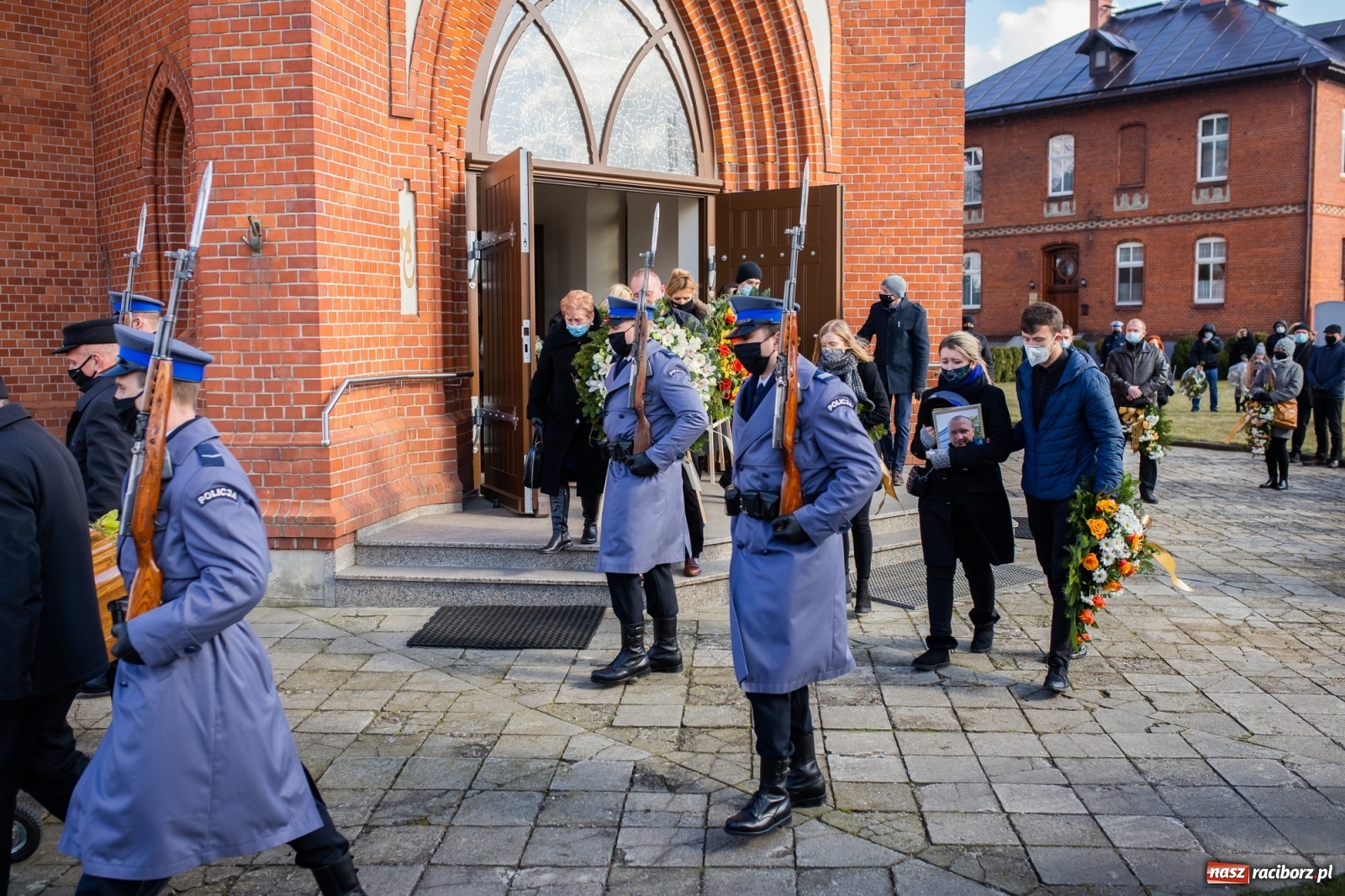 Zdjęcie w galerii na portalu naszraciborz.pl: W asyście honorowej policji w Borucinie pożegnano mł. asp. Kamila Kwaśniaka wiadomości z regionu