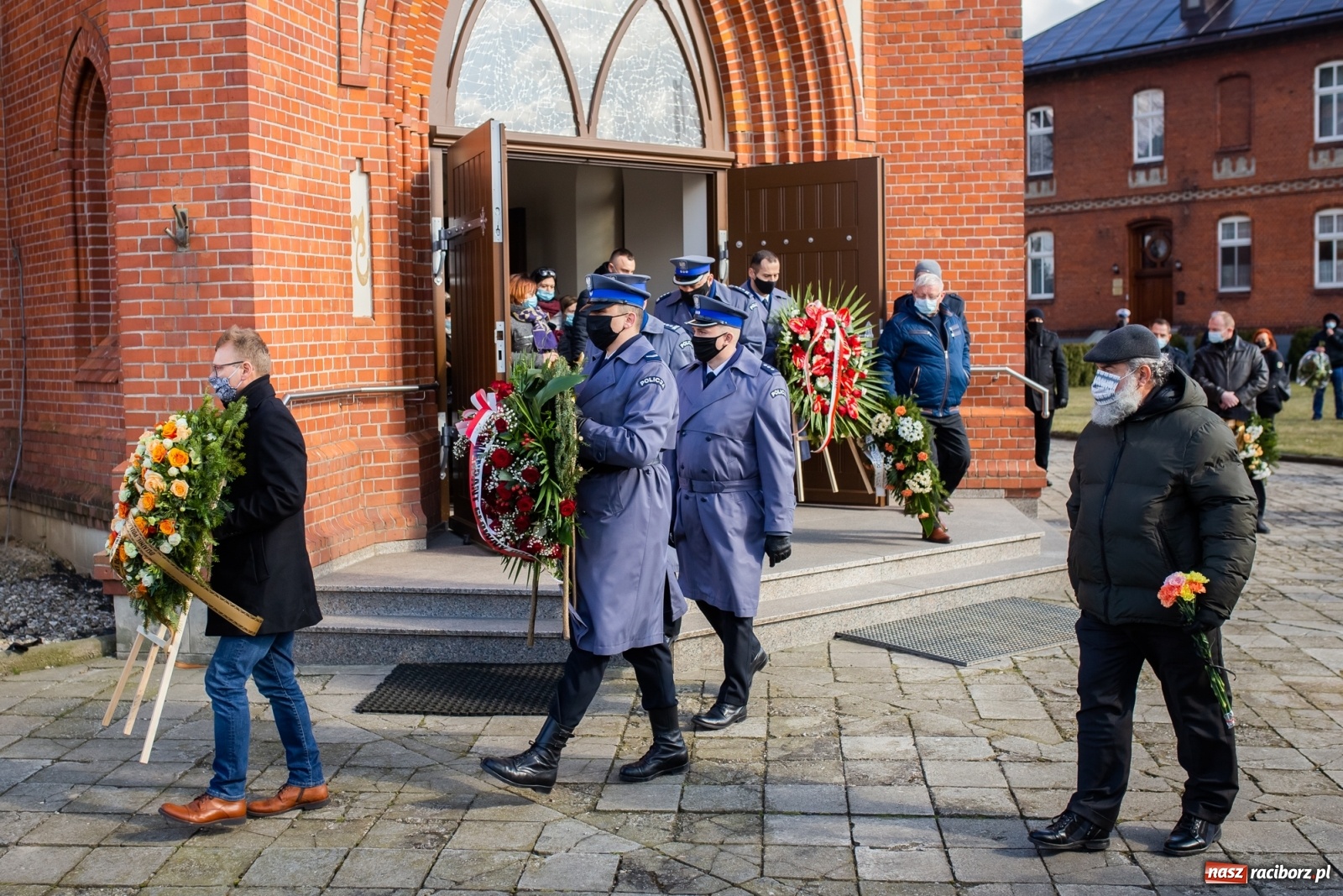 Zdjęcie w galerii na portalu naszraciborz.pl: W asyście honorowej policji w Borucinie pożegnano mł. asp. Kamila Kwaśniaka wiadomości z regionu