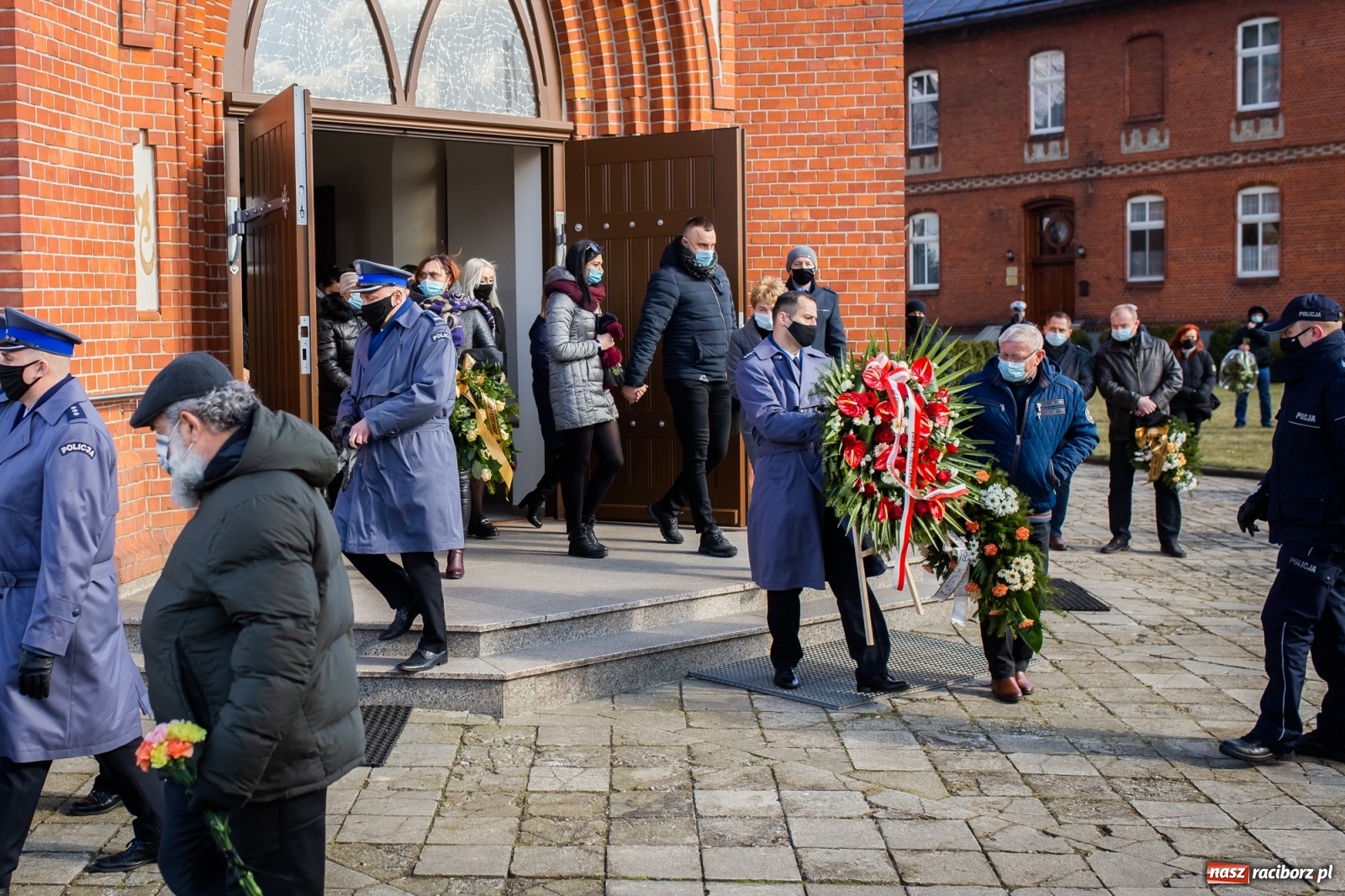 Zdjęcie w galerii na portalu naszraciborz.pl: W asyście honorowej policji w Borucinie pożegnano mł. asp. Kamila Kwaśniaka wiadomości z regionu