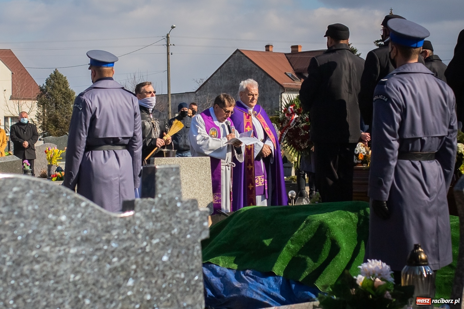 Zdjęcie w galerii na portalu naszraciborz.pl: W asyście honorowej policji w Borucinie pożegnano mł. asp. Kamila Kwaśniaka wiadomości z regionu