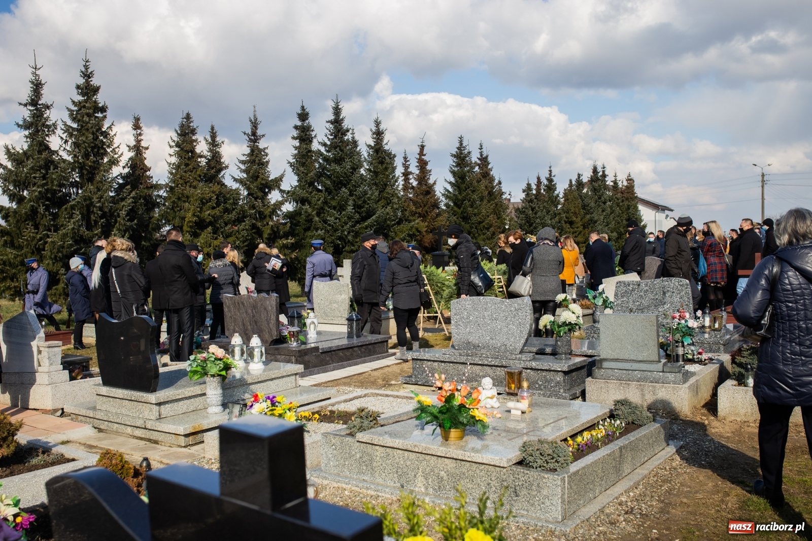 Zdjęcie w galerii na portalu naszraciborz.pl: W asyście honorowej policji w Borucinie pożegnano mł. asp. Kamila Kwaśniaka wiadomości z regionu