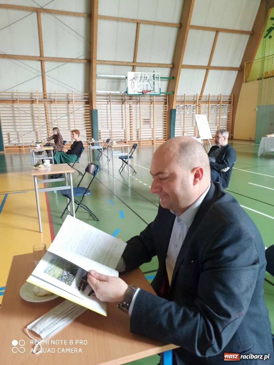 Zdjęcie w galerii na portalu naszraciborz.pl: Godki i bojki Strzałki - obraz małej ojczyzny na kartach książki wiadomości z regionu