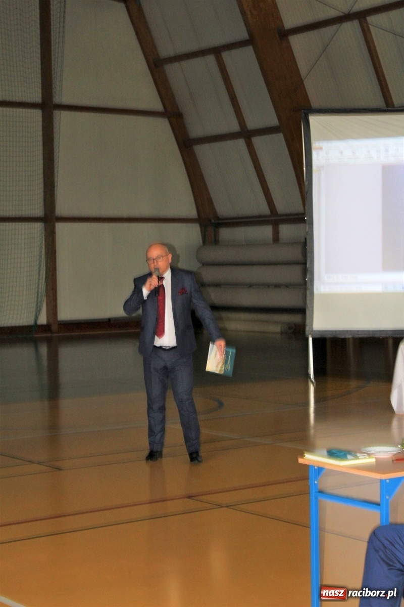 Zdjęcie w galerii na portalu naszraciborz.pl: Godki i bojki Strzałki - obraz małej ojczyzny na kartach książki wiadomości z regionu