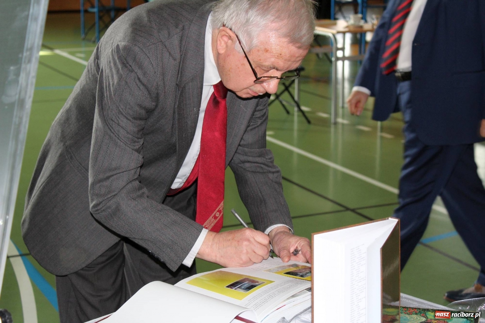 Zdjęcie w galerii na portalu naszraciborz.pl: Godki i bojki Strzałki - obraz małej ojczyzny na kartach książki wiadomości z regionu