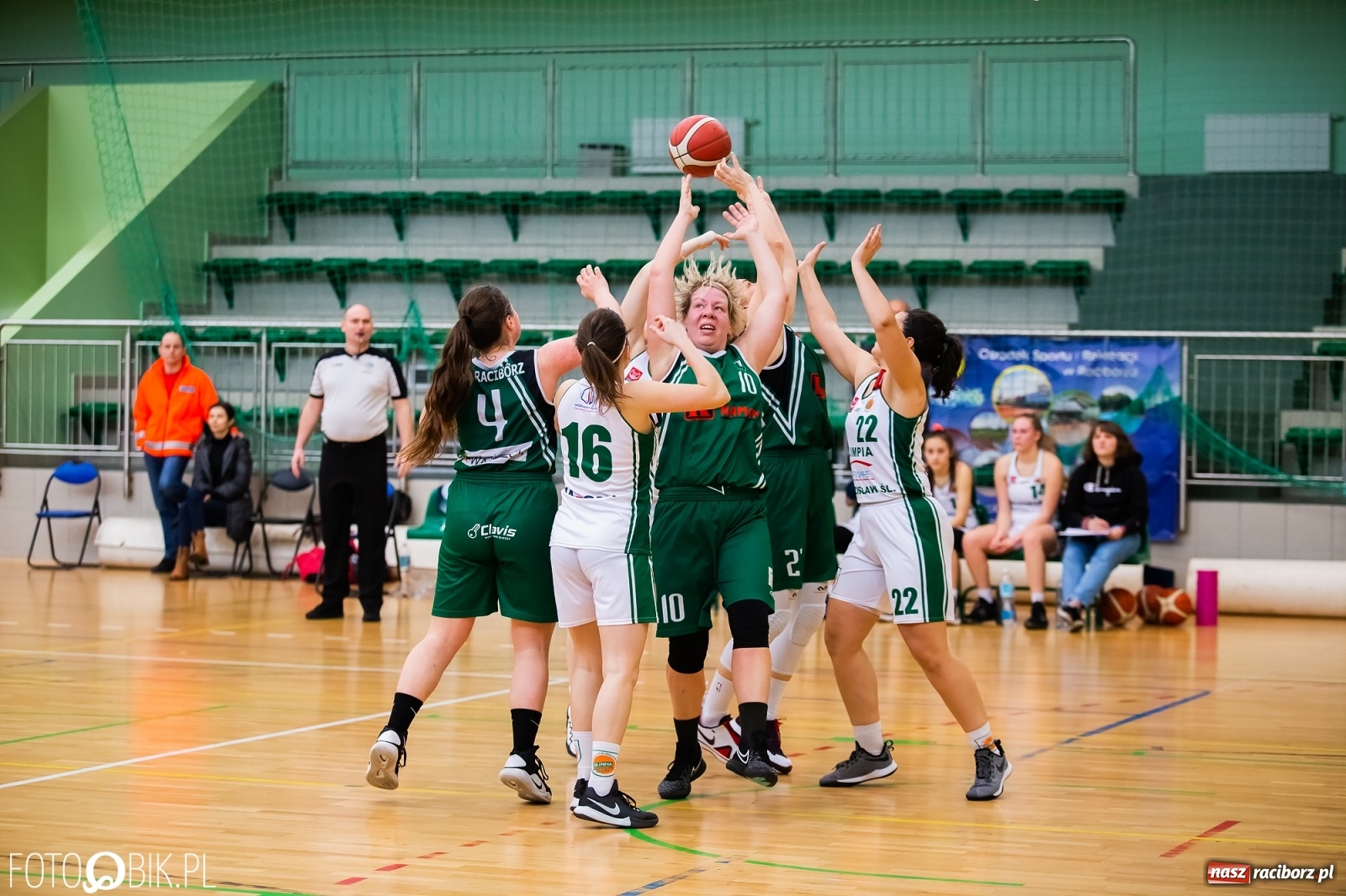 Zdjęcie w galerii na portalu naszraciborz.pl: Koszykarska rywalizacja o puchar Rektora PWSZ Racibórz [FOTO i WIDEO] wiadomości z regionu