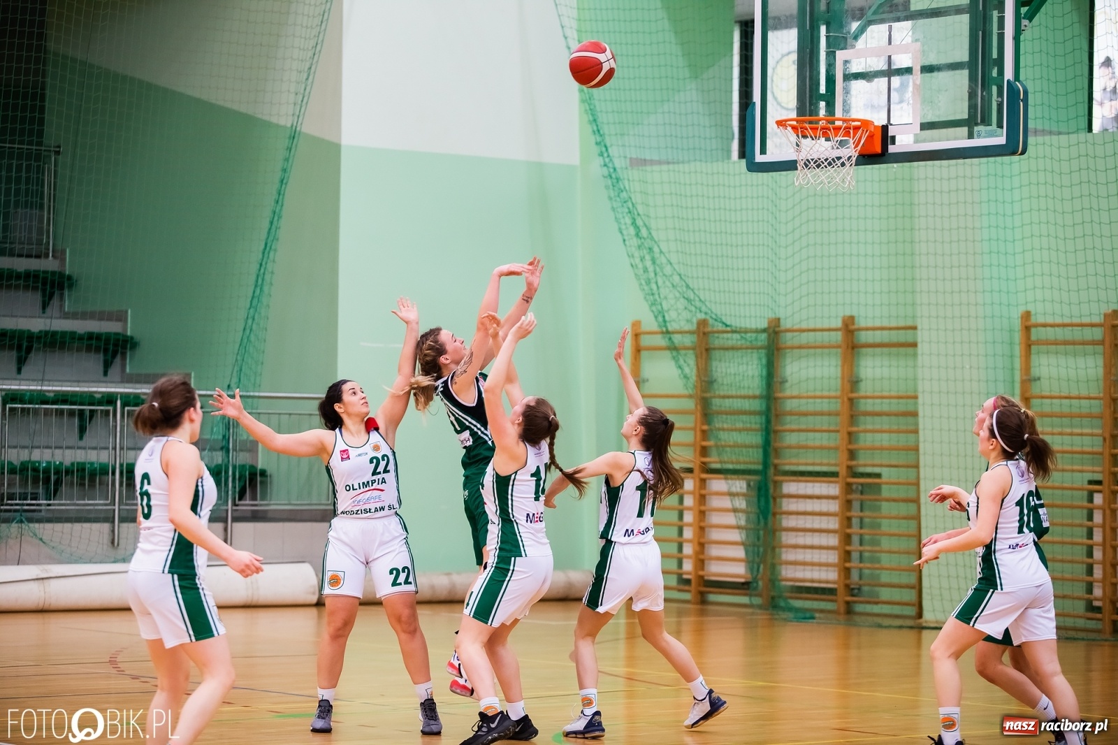 Zdjęcie w galerii na portalu naszraciborz.pl: Koszykarska rywalizacja o puchar Rektora PWSZ Racibórz [FOTO i WIDEO] wiadomości z regionu