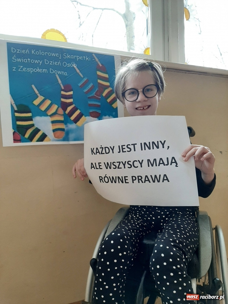 Zdjęcie w galerii na portalu naszraciborz.pl: Kolorowe skarpetki. Pamiętamy o naszych znajomych z Zespołem Downa wiadomości z regionu