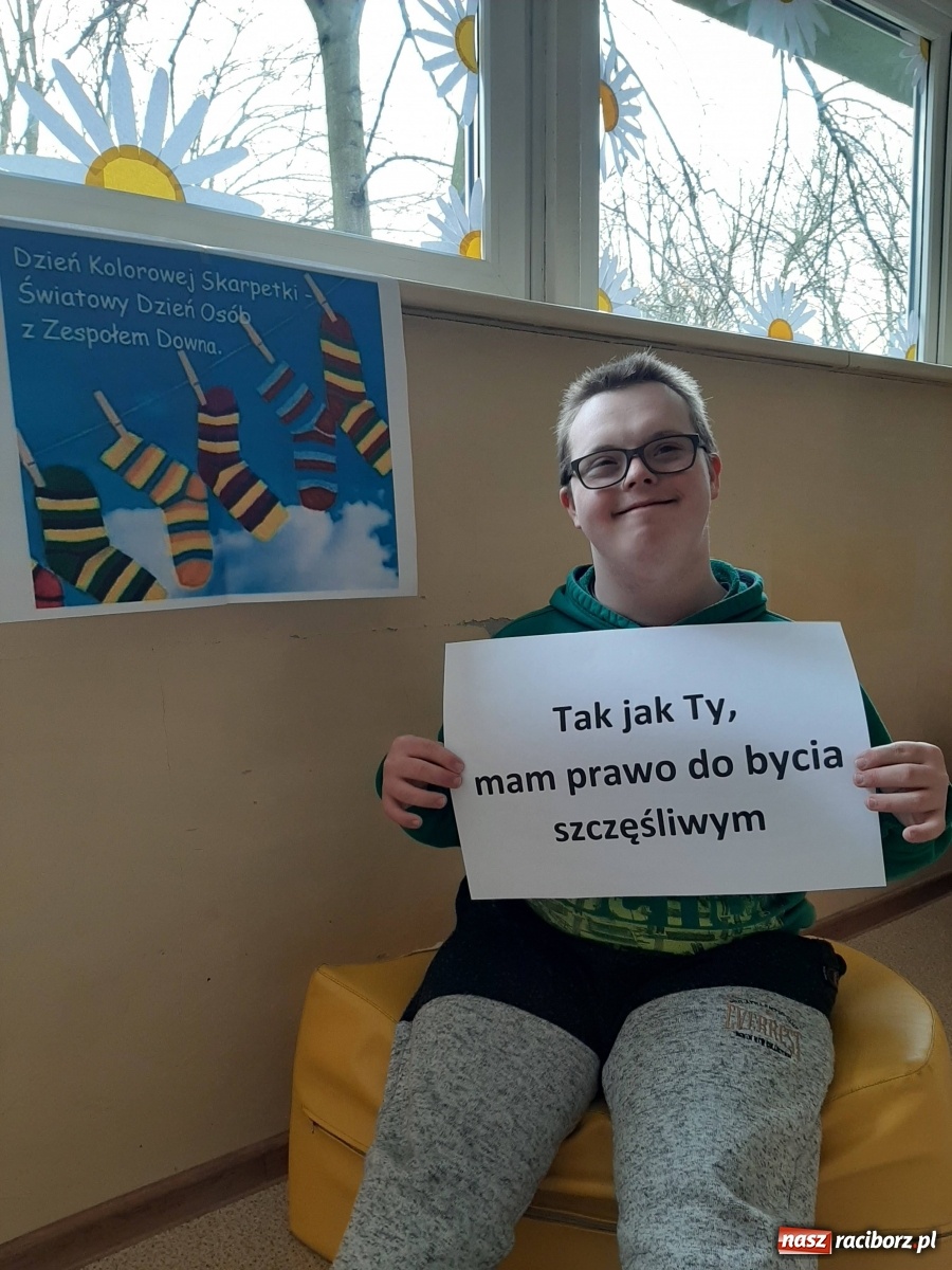 Zdjęcie w galerii na portalu naszraciborz.pl: Kolorowe skarpetki. Pamiętamy o naszych znajomych z Zespołem Downa wiadomości z regionu
