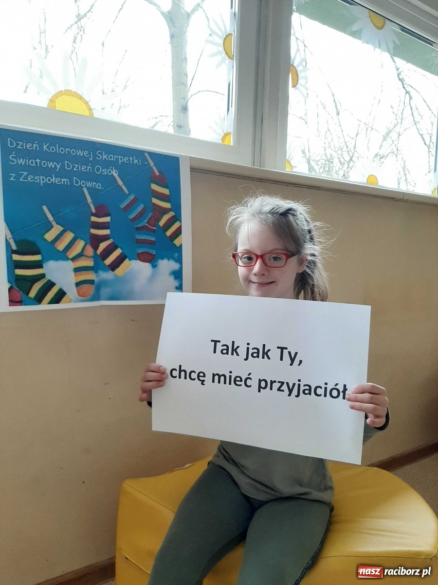 Zdjęcie w galerii na portalu naszraciborz.pl: Kolorowe skarpetki. Pamiętamy o naszych znajomych z Zespołem Downa wiadomości z regionu