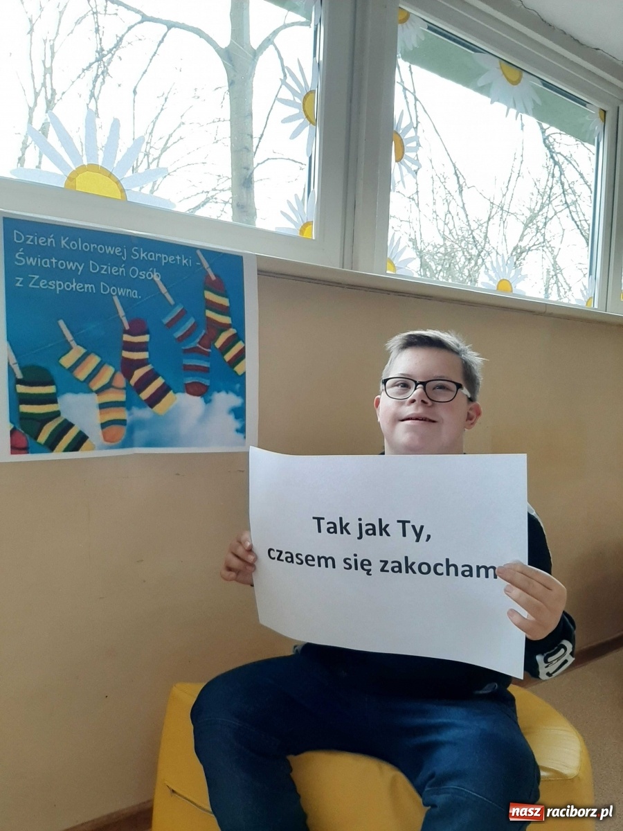 Zdjęcie w galerii na portalu naszraciborz.pl: Kolorowe skarpetki. Pamiętamy o naszych znajomych z Zespołem Downa wiadomości z regionu