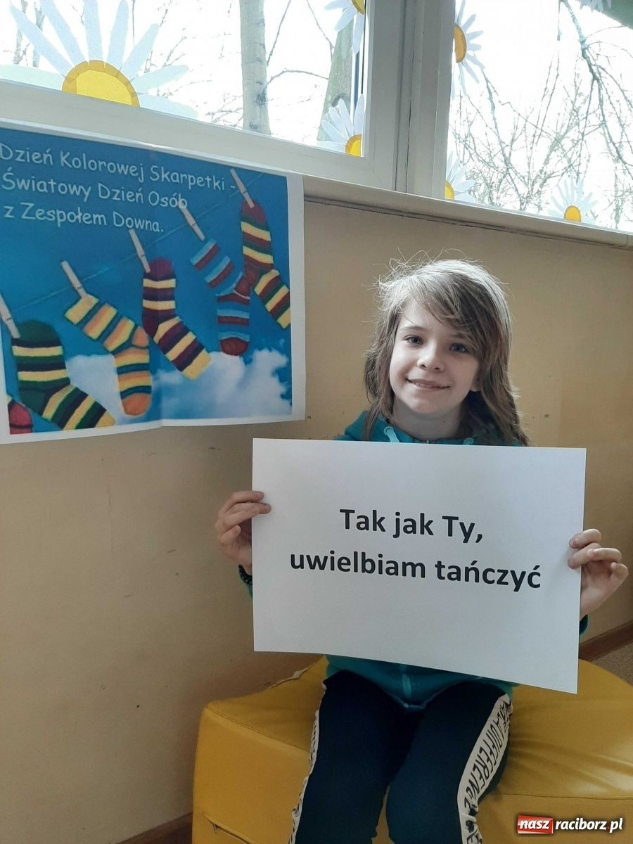 Zdjęcie w galerii na portalu naszraciborz.pl: Kolorowe skarpetki. Pamiętamy o naszych znajomych z Zespołem Downa wiadomości z regionu