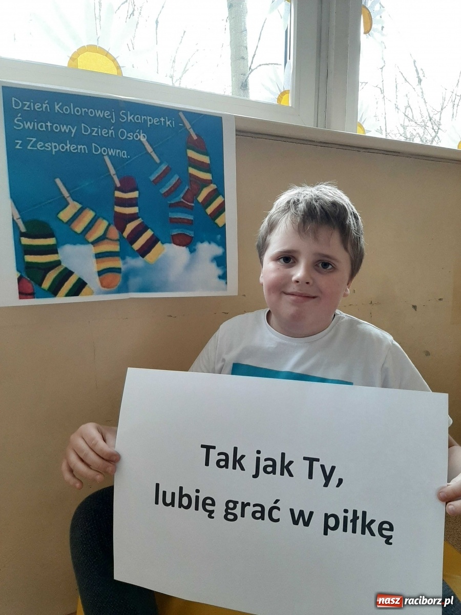 Zdjęcie w galerii na portalu naszraciborz.pl: Kolorowe skarpetki. Pamiętamy o naszych znajomych z Zespołem Downa wiadomości z regionu