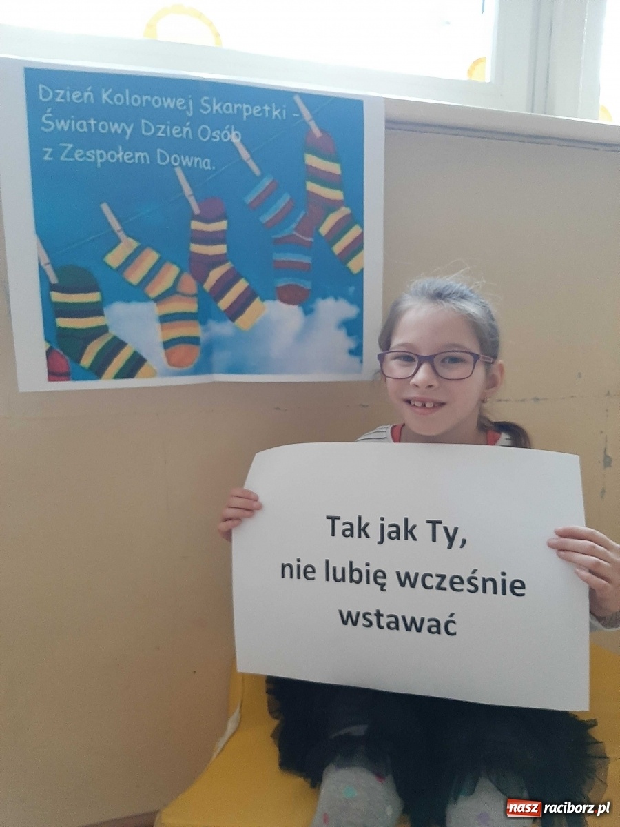 Zdjęcie w galerii na portalu naszraciborz.pl: Kolorowe skarpetki. Pamiętamy o naszych znajomych z Zespołem Downa wiadomości z regionu