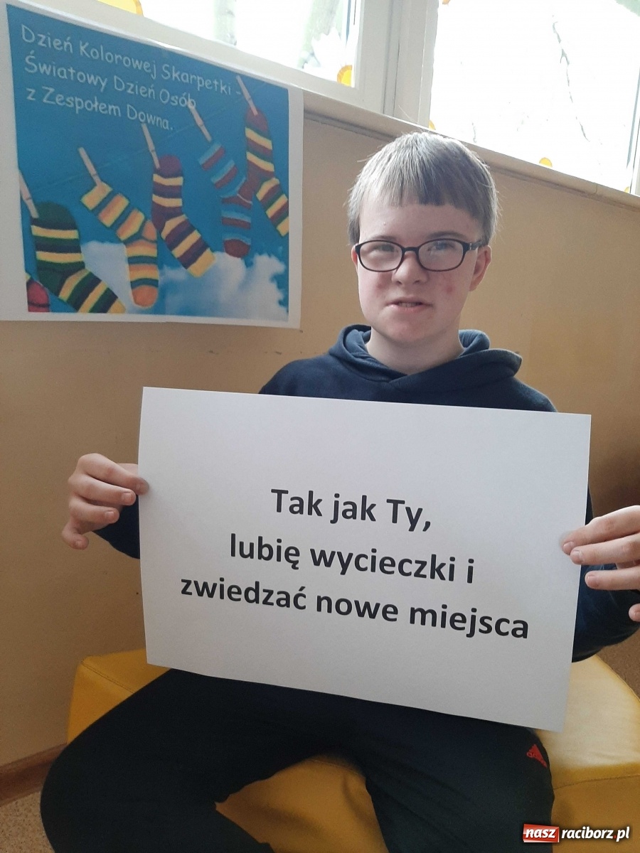 Zdjęcie w galerii na portalu naszraciborz.pl: Kolorowe skarpetki. Pamiętamy o naszych znajomych z Zespołem Downa wiadomości z regionu