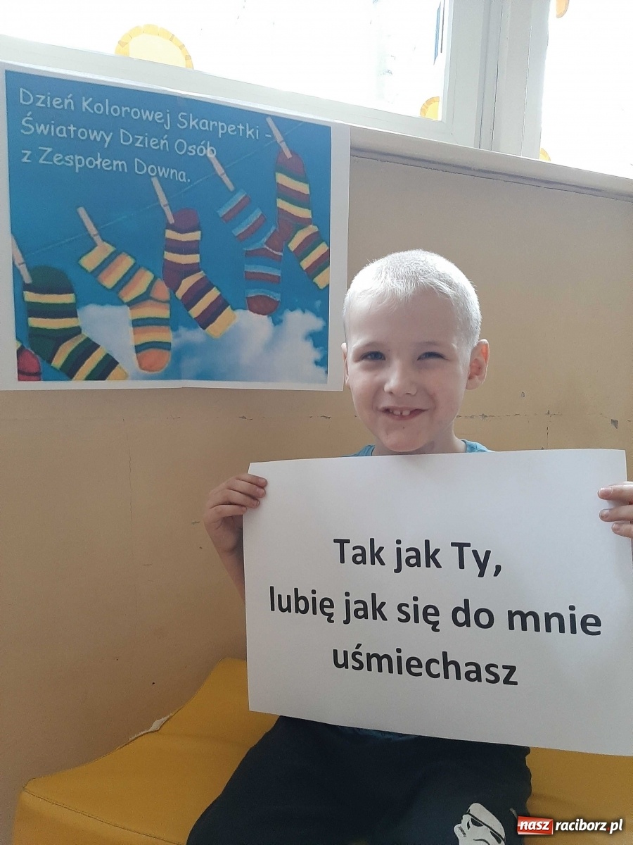 Zdjęcie w galerii na portalu naszraciborz.pl: Kolorowe skarpetki. Pamiętamy o naszych znajomych z Zespołem Downa wiadomości z regionu