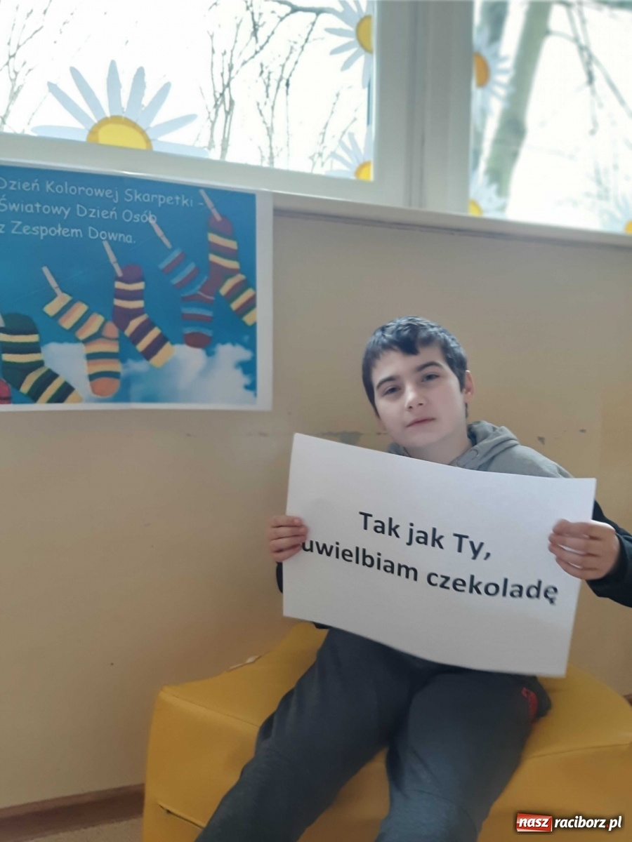 Zdjęcie w galerii na portalu naszraciborz.pl: Kolorowe skarpetki. Pamiętamy o naszych znajomych z Zespołem Downa wiadomości z regionu