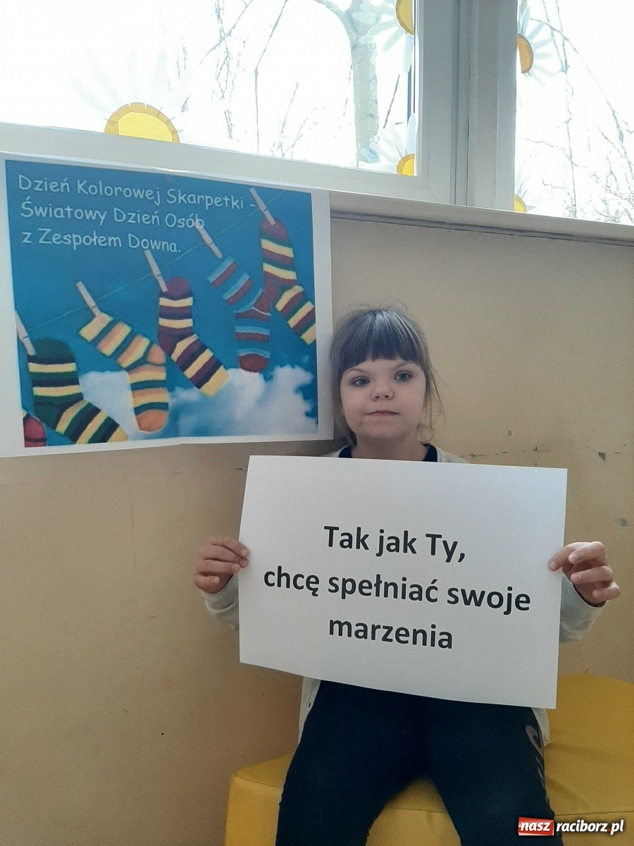 Zdjęcie w galerii na portalu naszraciborz.pl: Kolorowe skarpetki. Pamiętamy o naszych znajomych z Zespołem Downa wiadomości z regionu