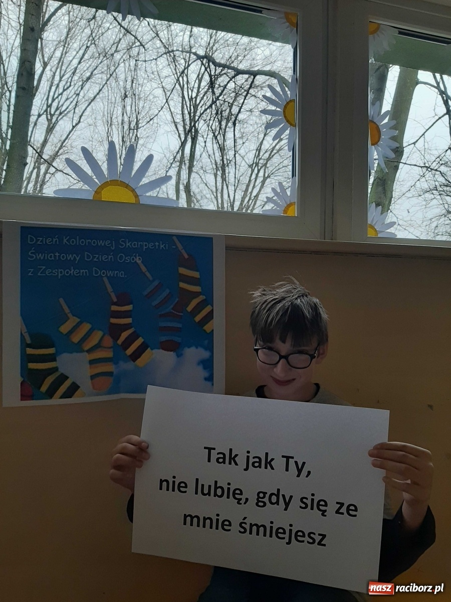 Zdjęcie w galerii na portalu naszraciborz.pl: Kolorowe skarpetki. Pamiętamy o naszych znajomych z Zespołem Downa wiadomości z regionu